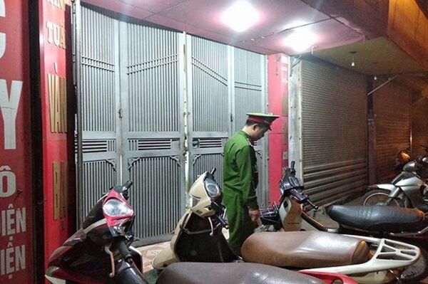 Đến 24h, 19/4, lực lượng chức năng vẫn bảo vệ hiện trường để làm việc. Đến 24h, 19/4, lực lượng chức năng vẫn bảo vệ hiện trường để làm việc. - Sputnik Việt Nam