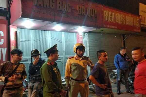 Nhiều người dân, phóng viên đến đưa tin. Nhiều người dân, phóng viên đến đưa tin. - Sputnik Việt Nam