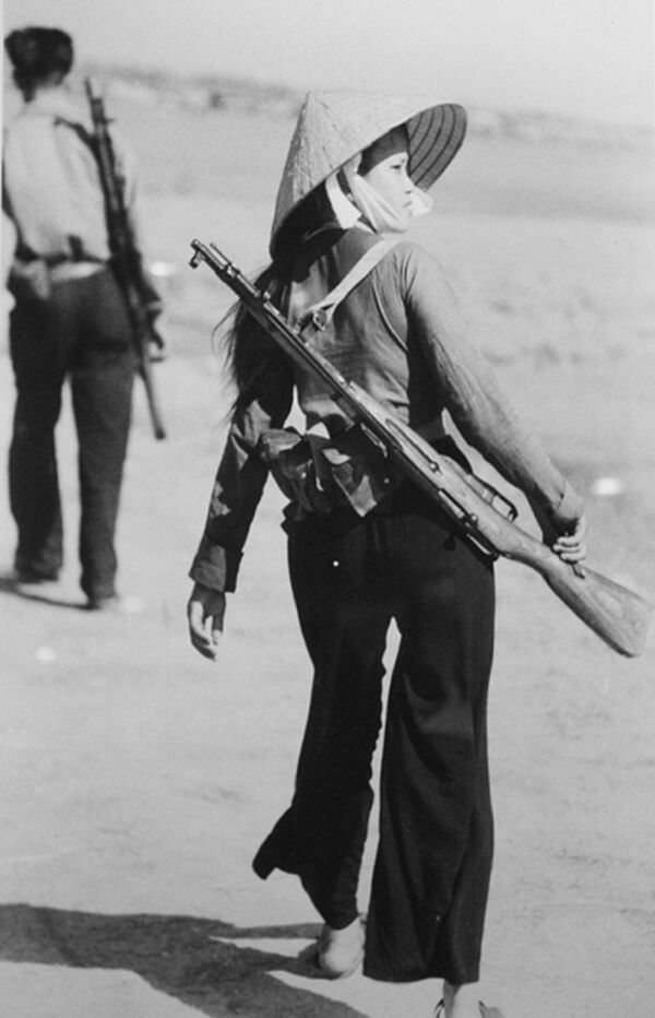 19 tuổi, Nguyễn Thị Hiền là tiểu đội trưởng dân quân Yên Vực, huyện Hàm Rồng, tỉnh Thanh Hóa. Cô đã trải qua 800 đợt rải bom và bị bom B52 chôn sống 4 lần, năm 1966 19 tuổi, Nguyễn Thị Hiền là tiểu đội trưởng dân quân Yên Vực, huyện Hàm Rồng, tỉnh Thanh Hóa. Cô đã trải qua 800 đợt rải bom và bị bom B52 chôn sống 4 lần, năm 1966 - Sputnik Việt Nam