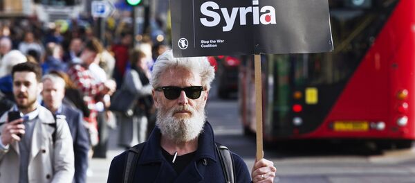 Ở London, một người đàn ông cầm biểu ngữ kêu gọi ngừng ném bom Syria, hoạt động biểu tình phản đối các cuộc tấn công nhằm vào Syria - Sputnik Việt Nam