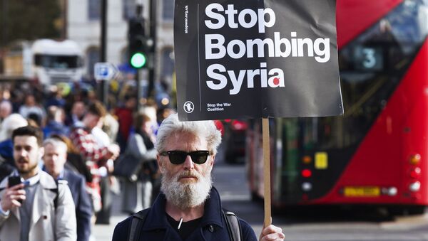 Ở London, một người đàn ông cầm biểu ngữ kêu gọi ngừng ném bom Syria, hoạt động biểu tình phản đối các cuộc tấn công nhằm vào Syria - Sputnik Việt Nam