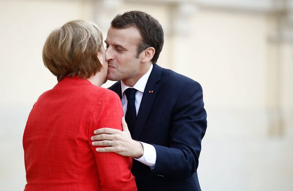 Thủ tướng Đức Angela Merkel và Tổng thống Pháp Emmanuel Macron trong một cuộc gặp tại Berlin - Sputnik Việt Nam