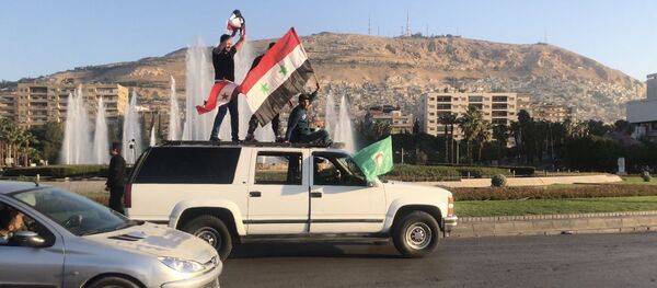 Cư dân Syria trong một cuộc biểu tình phản đối các cuộc không kích của Liên quân do Hoa Kỳ chỉ huy tại Damascus - Sputnik Việt Nam