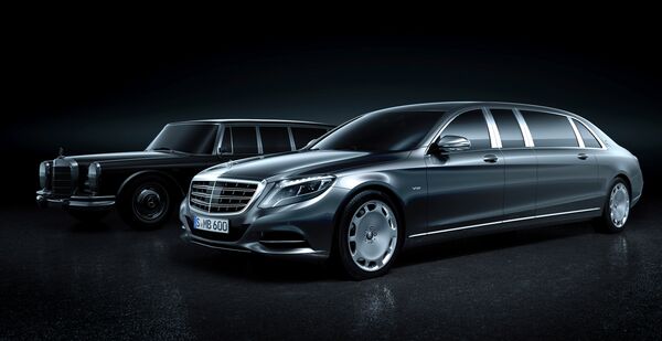  Siêu xe Mercedes-Maybach Pullman trước một chiếc Mercedes-Benz 600 Pullman.  - Sputnik Việt Nam