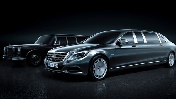  Siêu xe Mercedes-Maybach Pullman trước một chiếc Mercedes-Benz 600 Pullman.  - Sputnik Việt Nam