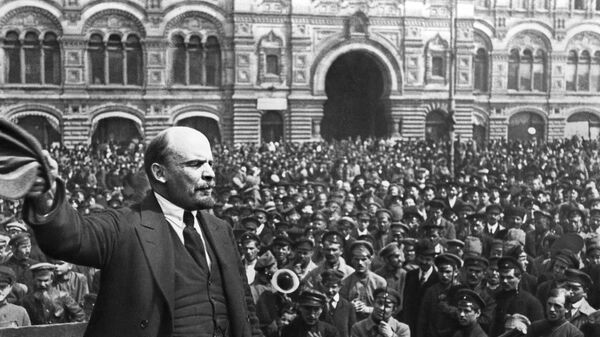 Vladimir Lenin diễn thuyết ở Lễ kỷ niệm lần thứ 2 quân chủng Vsevobuch (Đào tạo quân sự bắt buộc toàn quân) trên quảng trường Đỏ ở Mát-xcơ-va ngày 12.05.1919. - Sputnik Việt Nam