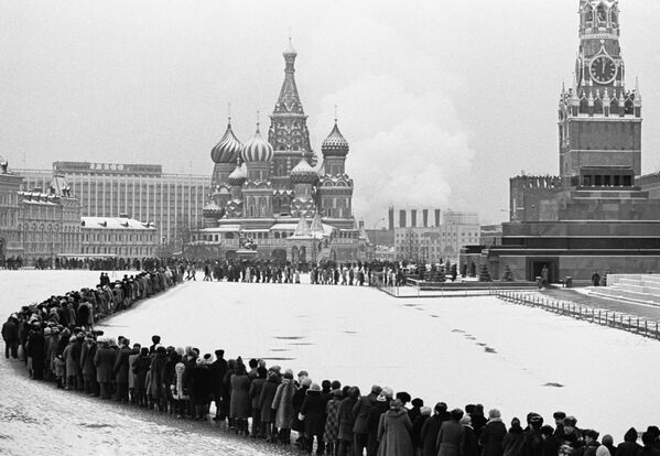 Hàng người viếng Lăng Lenin trên Quảng trường Đỏ, năm 1984 - Sputnik Việt Nam