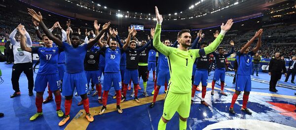 Сборная команда Франции по футблу празднует победу в отборочном матче чемпионата мира по футболу 2018 года против Белоруссии в Париже - Sputnik Việt Nam