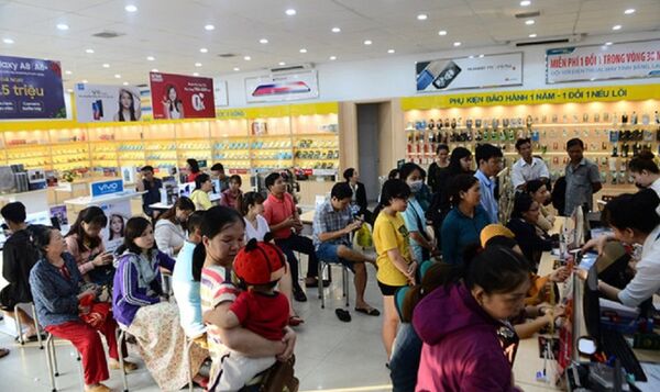 Khách xếp hàng chờ chụp ảnh, hoàn thiện thông tin tại một điểm giao dịch của nhà mạng Viettel ở TP.HCM chiều 21/4. - Sputnik Việt Nam