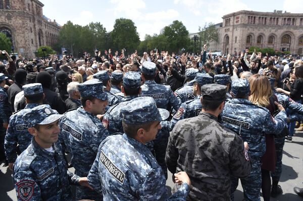 biểu tình chống việc bầu ông Serzh Sargsyan làm thủ tướng - Sputnik Việt Nam