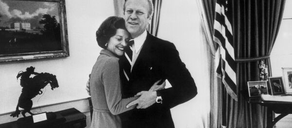 File picture showing late US Presidents Gerald Ford hugging his wife Betty at the White House, in Washington, 30 December 1974 - Sputnik Việt Nam