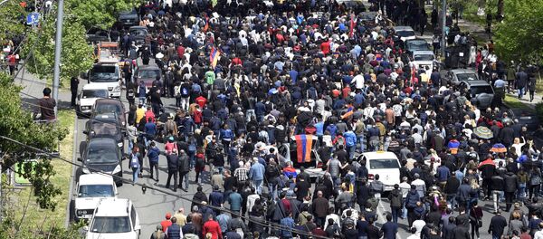 biểu tình chống lại việc cựu Tổng thống Serzh Sargsyan được bầu giữ chức Thủ tướng biểu tình chống lại việc cựu Tổng thống Serzh Sargsyan được bầu giữ chức Thủ tướng - Sputnik Việt Nam