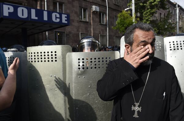 biểu tình chống lại việc cựu Tổng thống Serzh Sargsyan được bầu giữ chức Thủ tướng biểu tình chống lại việc cựu Tổng thống Serzh Sargsyan được bầu giữ chức Thủ tướng - Sputnik Việt Nam