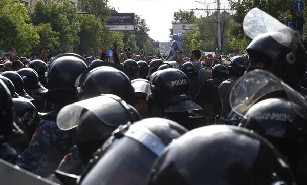 biểu tình chống lại việc cựu Tổng thống Serzh Sargsyan được bầu giữ chức Thủ tướng biểu tình chống lại việc cựu Tổng thống Serzh Sargsyan được bầu giữ chức Thủ tướng - Sputnik Việt Nam