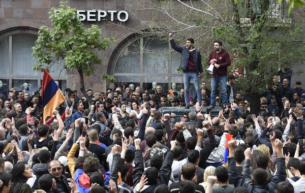 biểu tình chống lại việc cựu Tổng thống Serzh Sargsyan được bầu giữ chức Thủ tướng biểu tình chống lại việc cựu Tổng thống Serzh Sargsyan được bầu giữ chức Thủ tướng - Sputnik Việt Nam