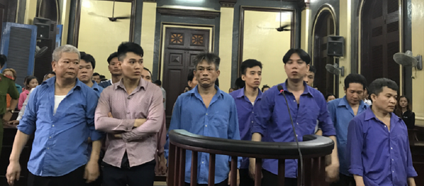 Một mực kêu oan, nhưng Kiệt Cu đĩ (thứ 3 từ trái sang) vẫn không thoát án. - Sputnik Việt Nam