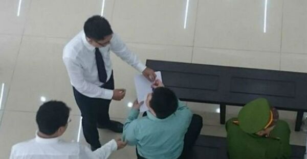 Đề nghị được cung cấp giấy bút của Hà Văn Thắm ngay lập tức được đáp ứng. - Sputnik Việt Nam