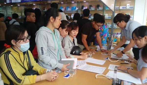 Ngày cao điểm lên đến 5.000 lượt khách đến đăng ký sim chính chủ và bổ sung ảnh chân dung tại MobileFone. - Sputnik Việt Nam