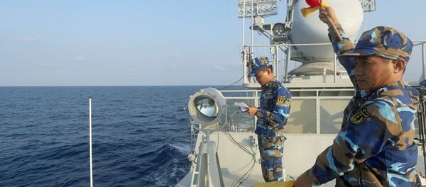 Thủy thủ tàu 265 Hải quân Việt Nam đánh tín hiệu bằng cờ tay thực hiện thủ tục chào (Hello ASEAN) và trao đổi thông tin với biên đội tàu Hải quân Thái Lan - Sputnik Việt Nam