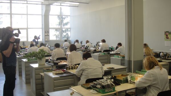 Trong phân xưởng của nhà máy «Oktava» - Sputnik Việt Nam