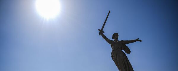 Tượng đài điêu khắc “Mẹ Tổ quốc vẫy gọi” trên địa bàn tổ hợp tưởng niệm Những người anh hùng của trận Stalingrad trên đồi Mamayev - Sputnik Việt Nam