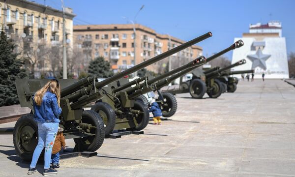 Trên địa bàn Viện bảo tàng Trận Stalingrad ở Volgograd. Đằng sau là đài tưởng niệm Ngôi sao vàng - Sputnik Việt Nam