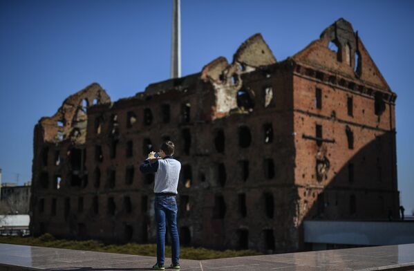 Chàng trai bên cối xay Gergardt trên lãnh thổ Bảo tàng Trận Stalingrad ở Volgograd - Sputnik Việt Nam