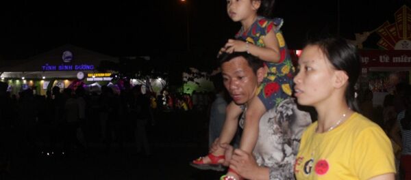 Rất nhiều bậc cha mẹ chọn giải pháp kiệu con trên vai để tránh tình trạng xô đẩy lúc đông người khi vào trung tâm Đền Hùng đêm trước ngày hội chính - Sputnik Việt Nam