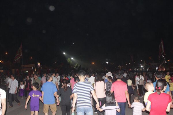 Tại khu vực sân Đền Hùng, rất đông du khách đã đổ về tham quan và chơi các trò chơi dân tộc - Sputnik Việt Nam