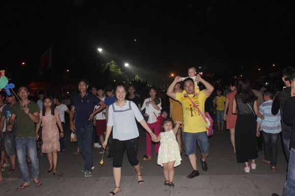 Nhiều trẻ em cũng được cha mẹ đưa đi cùng - Sputnik Việt Nam