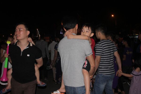 Hầu hết trẻ nhỏ được bố mẹ cõng, bế hoặc kiệu trên vai để đảm bảo an toàn khi đông người - Sputnik Việt Nam