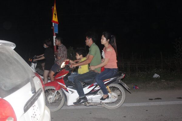 Trên các lối vào Đền Hùng liên tục xuất hiện tình trạng cha mẹ kẹp 3,4 không đội mũ bảo hiểm đưa con đến Đền Hùng - Sputnik Việt Nam