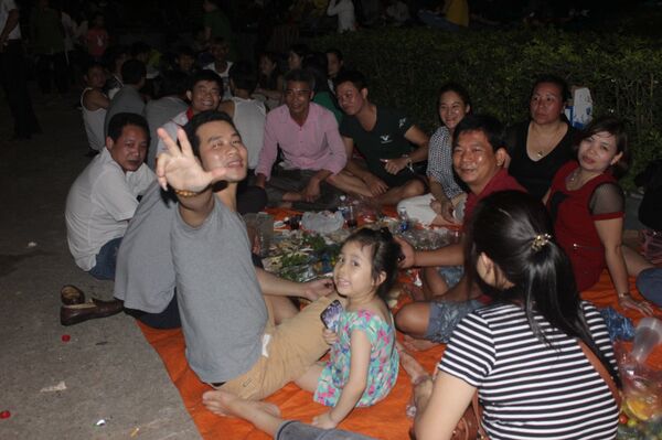 Nhiều trẻ em theo gia đình ở nơi xa đến Đền Hùng cùng chịu cảnh ăn uống vạ vật chờ ngày Hội chính vào sáng hôm sau - Sputnik Việt Nam