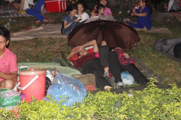 Tuy nhiên, nhiều du khách mệt mỏi đã nằm ngủ ngay trên bãi cỏ - Sputnik Việt Nam