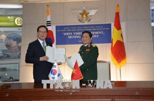 Bộ trưởng Quốc phòng Ngô Xuân Lịch và Bộ trưởng Quốc phòng Hàn Quốc Song Young-moo ký Tuyên bố tầm nhìn chung về hợp tác quốc phòng đến năm 2030. - Sputnik Việt Nam