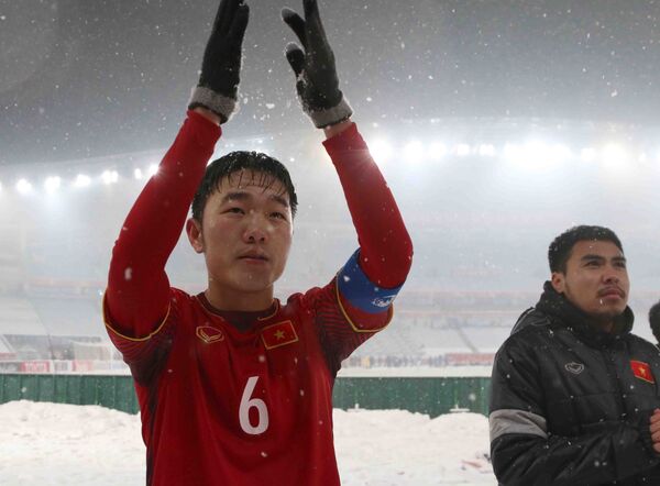 Xuân Trường - Người đội trưởng mẫu mực cũng không kìm được giọt nước mắt trong ngày chia tay giải đấu với vị trí Á quân.  - Sputnik Việt Nam