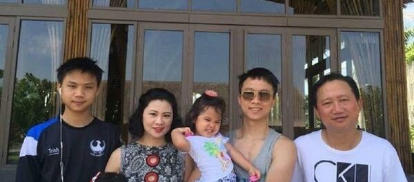 Ông Trịnh Xuân Thanh chụp hình cùng con trai Trịnh Hùng Cường và gia đình - Sputnik Việt Nam