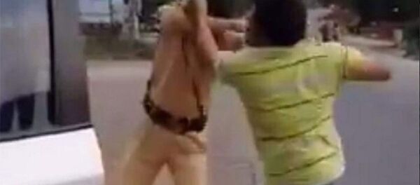 Người đàn ông hành hung cảnh sát giao thông - Sputnik Việt Nam