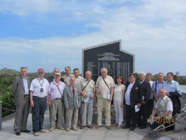 Các cựu chiến binh Ekaterinburg từng phục vụ tại Việt Nam trước Đài Tưởng niệm Liệt sĩ. - Sputnik Việt Nam