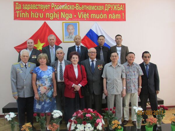 Các cựu chiến binh Ekaterinburg từng phục vụ tại Việt Nam sang thăm lại các bạn chiến đấu cũ ở Việt Nam. - Sputnik Việt Nam