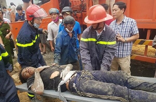 Người bị thương được đưa ra từ đống đổ nát. - Sputnik Việt Nam