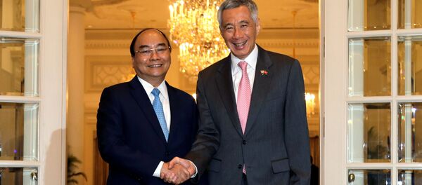 Thủ tướng Chính phủ Nguyễn Xuân Phúc và Thủ tướng Singapore Lý Hiển Long - Sputnik Việt Nam