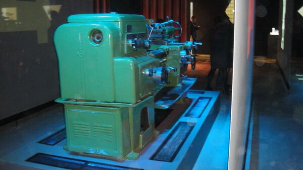 Tula. Bảo tàng Máy móc. Máy tiện cắt ren. Liên Xô, 1965 - Sputnik Việt Nam