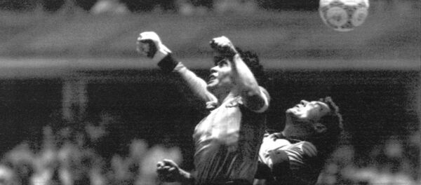 Năm 1986, tại World Cup ở Mexico ở phút thứ 51 của trận đấu với đội tuyển Anh, Maradona đã ghi bàn thắng nổi tiếng nhất của nền bóng đá được nhân loại gọi tên 'Bàn tay của Chúa'. - Sputnik Việt Nam