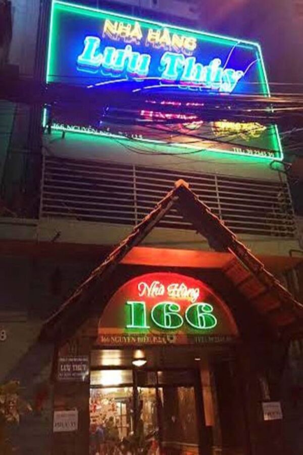 Zách lục lục từng bị kiểm tra và yêu cầu rút giấy phép nhưng đến nay vẫn tồn tại và hoạt động với hình thức như cũ. Các tiếp viên trong Zách lục lục ăn bận khêu gợi, bị cơ quan chức năng kiểm tra năm 2015 - Sputnik Việt Nam