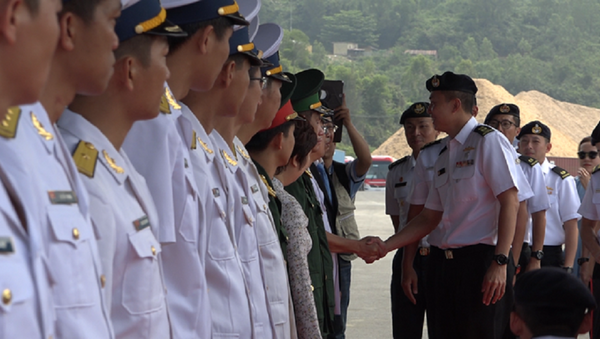 Thượng tá Joseph Neo - sĩ quan chỉ huy Học viện Hải quân Singapore - chào xã giao các lực lượng Việt Nam- - Sputnik Việt Nam