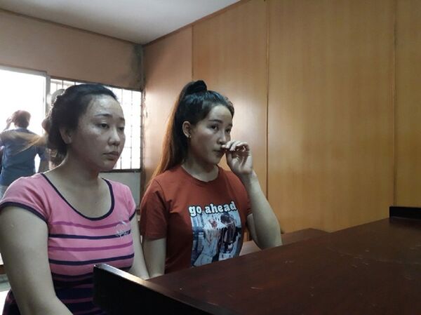 Bị cáo Nguyễn Thị Tiền và Nguyễn Thị Thanh Hiền (bên phải) tại phiên tòa - Sputnik Việt Nam