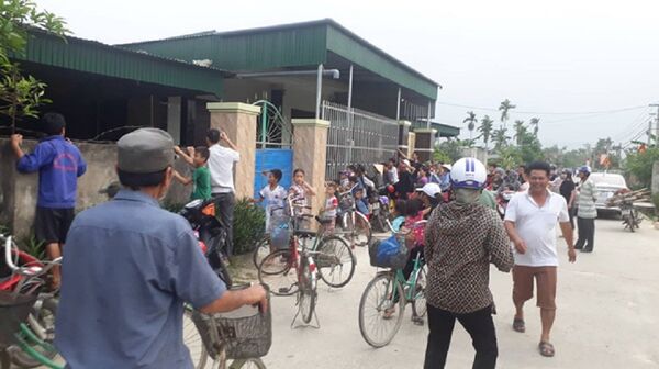 Anh C. đến nhà chị Hiền tìm vợ mới xảy ra xô xát, cãi vã khiến người dân tập trung đông Anh C. đến nhà chị Hiền tìm vợ mới xảy ra xô xát, cãi vã khiến người dân tập trung đông - Sputnik Việt Nam