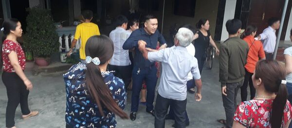 Cả xóm náo động do một cô vợ theo ‘Hội Thánh Đức Chúa Trời’ Cả xóm náo động do một cô vợ theo ‘Hội Thánh Đức Chúa Trời’ - Sputnik Việt Nam