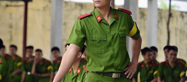 Học viên cảnh sát trong giờ học bắn súng. - Sputnik Việt Nam